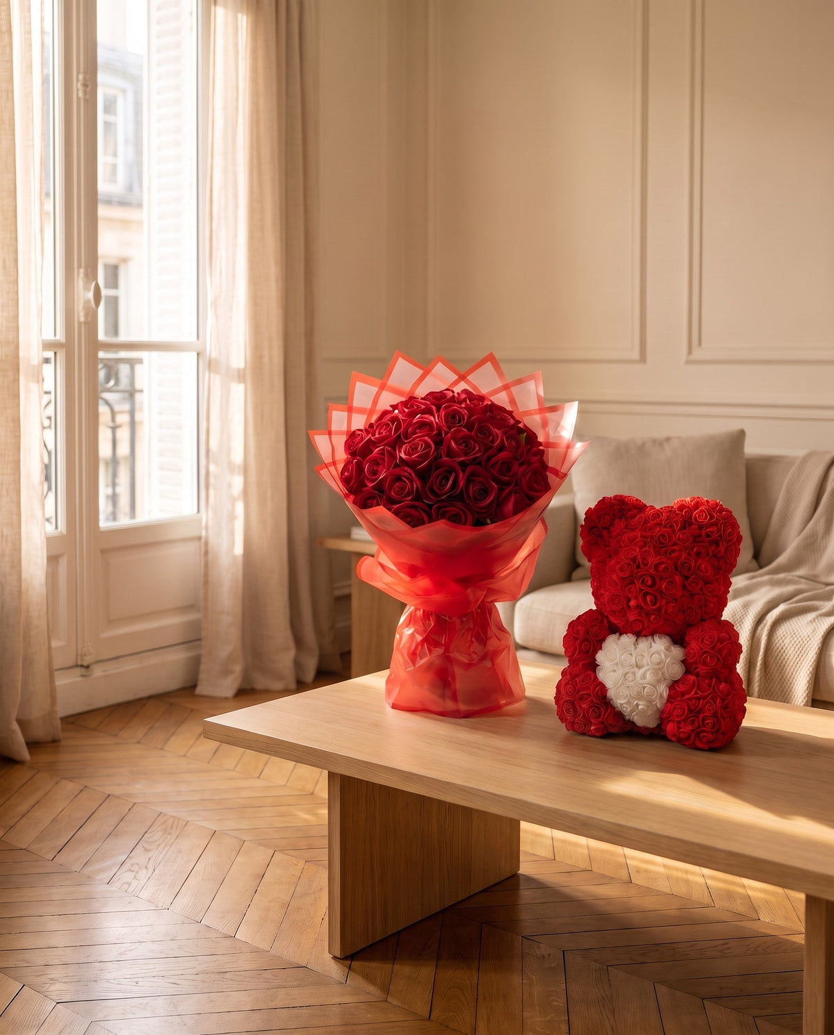 Un bouquet de roses rouges artificielles et un ours en fleurs rouge au cœur blanc sur une table de salon
